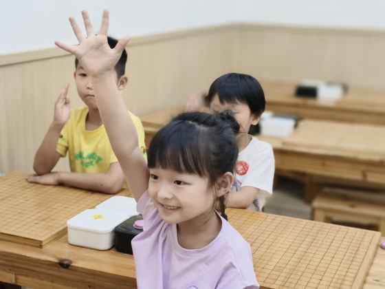 在歡樂的課堂里，孩子們沉浸在愉悅的氛圍中，享受著每一次的探索與學習~_副本.jpg